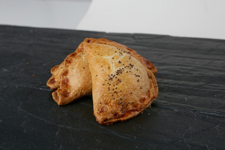 EMPANADILLA CECINA, QUESO CABRA Y CEBOLLA CARAMELIZADA 120 GR.